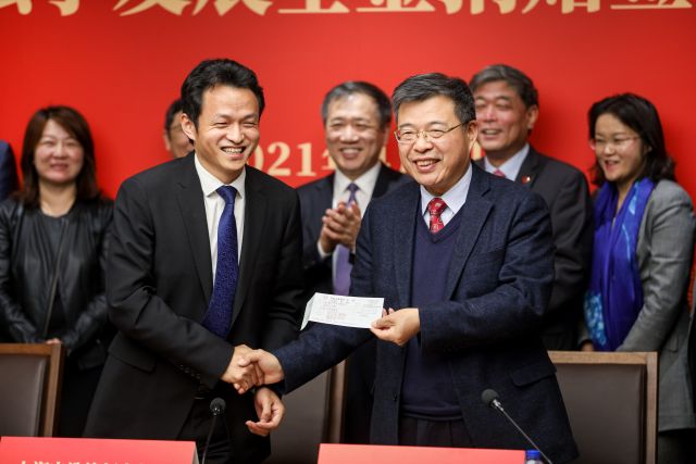 0609_124657_712.jpg 签约握手.jpg